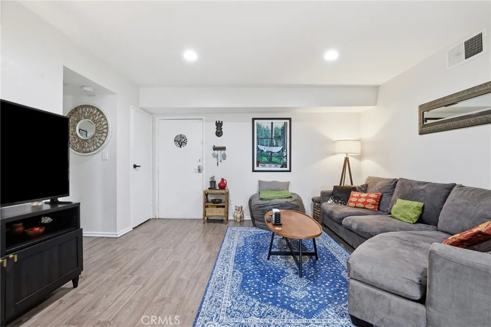 18530 Hatteras Street #337 Tarzana, CA 91356