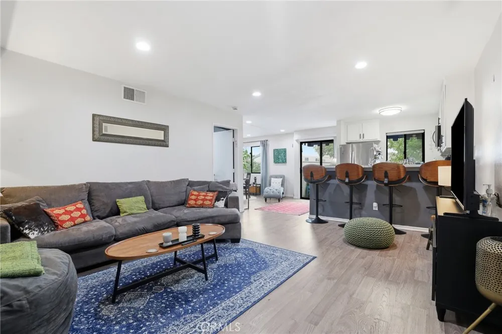 18530 Hatteras Street #337 Tarzana, CA 91356
