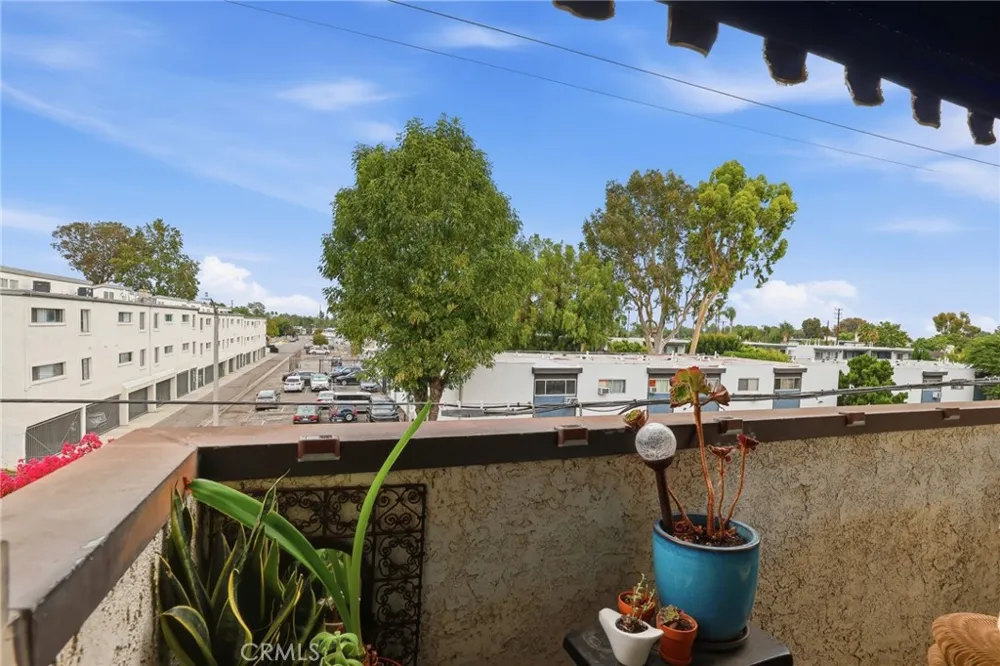 18530 Hatteras Street #337 Tarzana, CA 91356