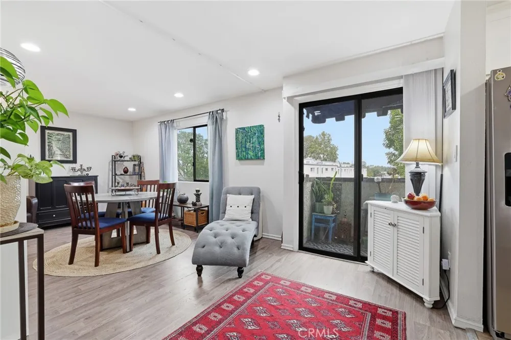 18530 Hatteras Street #337 Tarzana, CA 91356