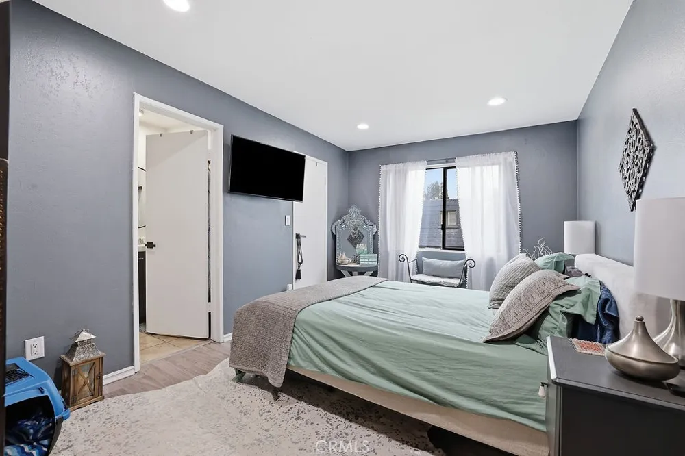 18530 Hatteras Street #337 Tarzana, CA 91356