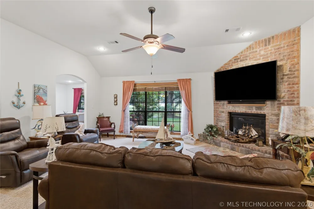 61 Hummingbird Lane Eufaula, OK 74432