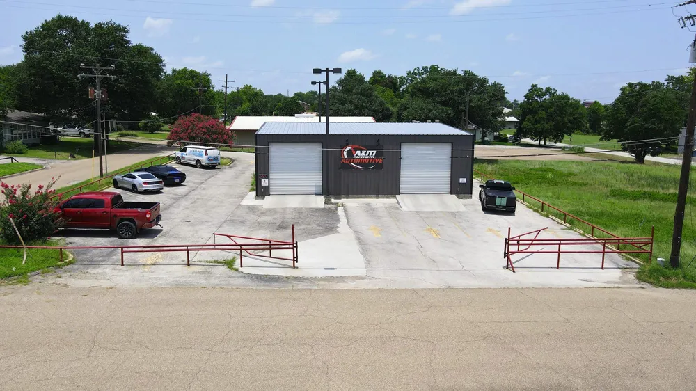 207 E Cottonwood Street Madisonville, TX 77864