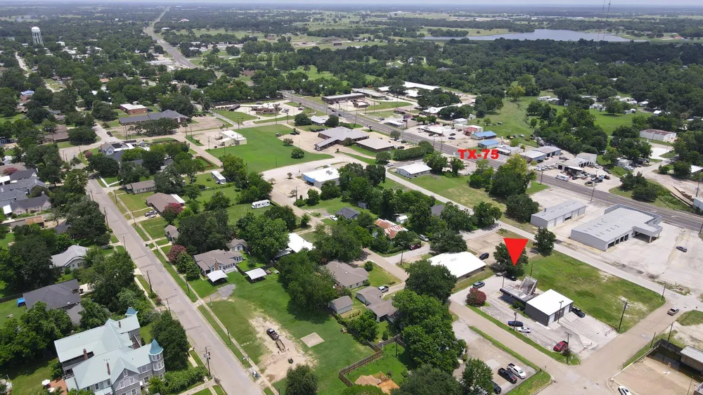 207 E Cottonwood Street Madisonville, TX 77864