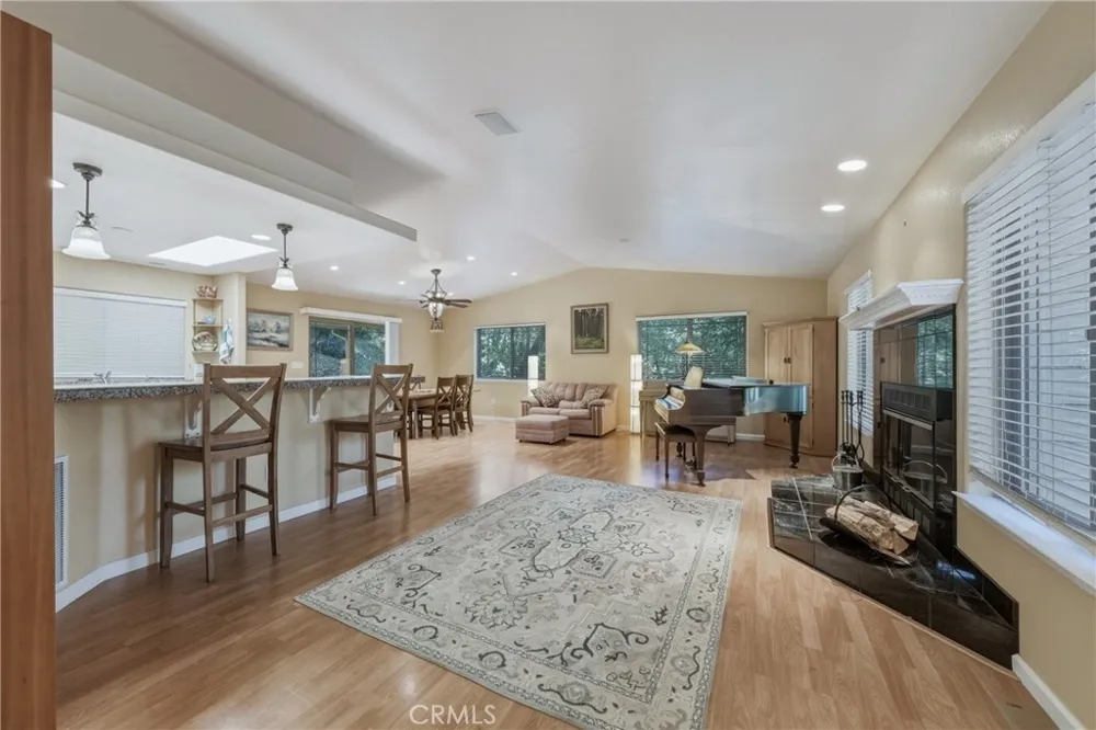 15800 Rainbow Cobb, CA 95426