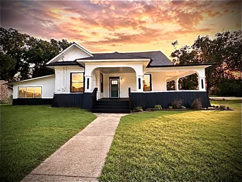 402 E Navasota Street