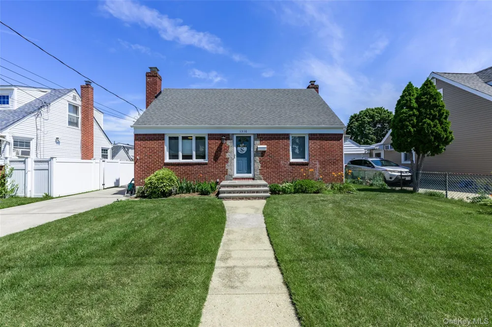 1316 Telegram Avenue Elmont, NY 11003