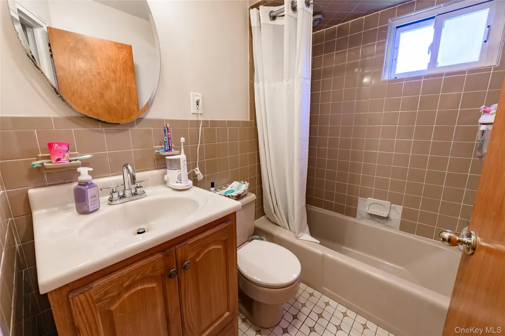 1316 Telegram Avenue Elmont, NY 11003