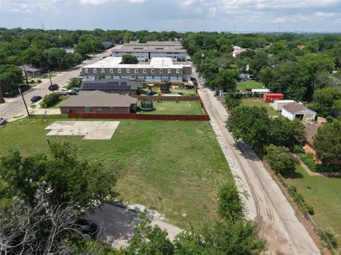 11 W Higgins Boulevard