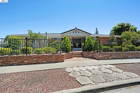 1742 Mendocino Dr