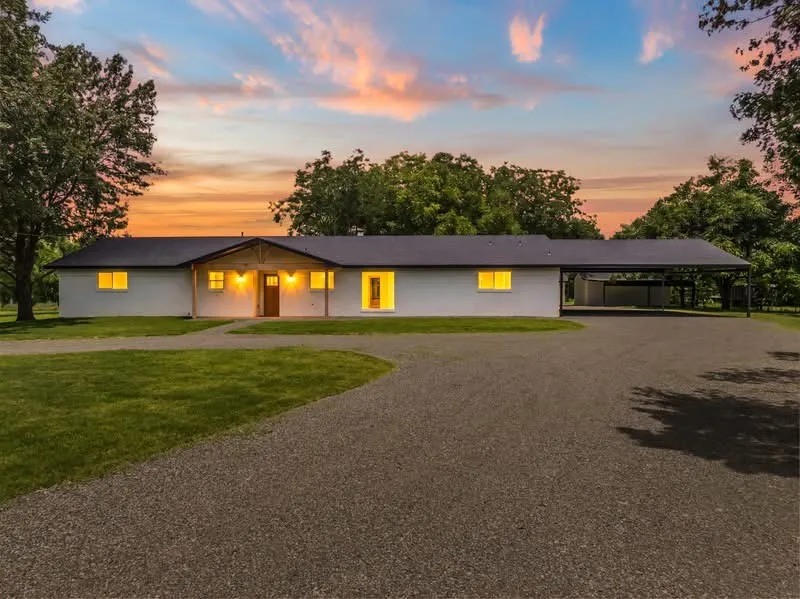 616 E Moonlight Drive Robinson, TX 76706