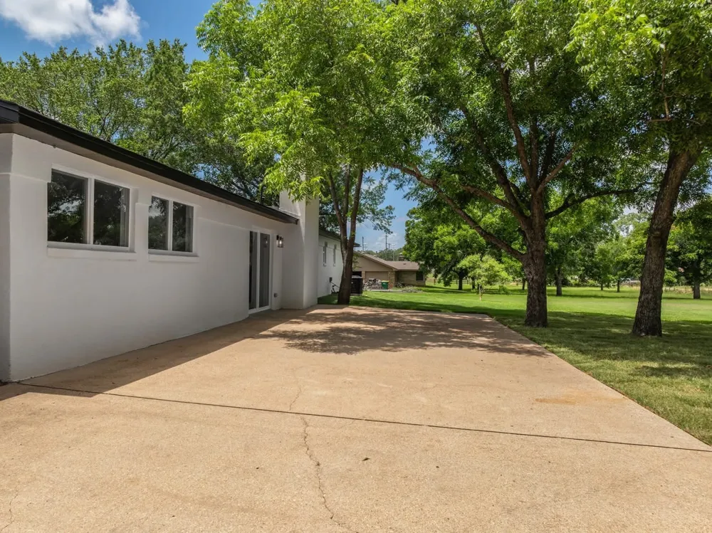 616 E Moonlight Drive Robinson, TX 76706