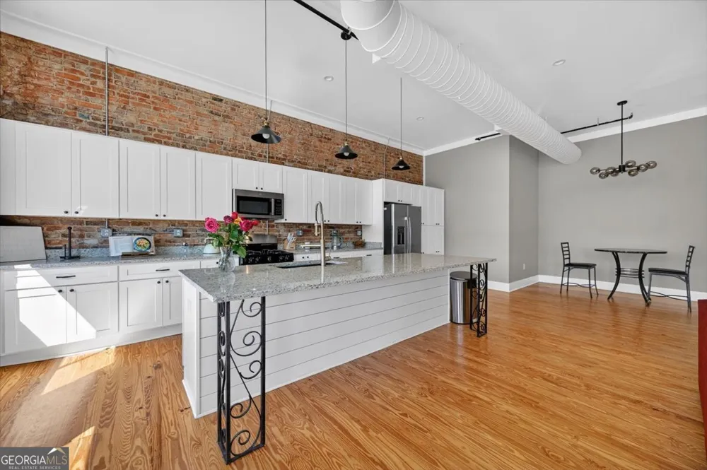 565 Poplar ST Macon, GA 31210
