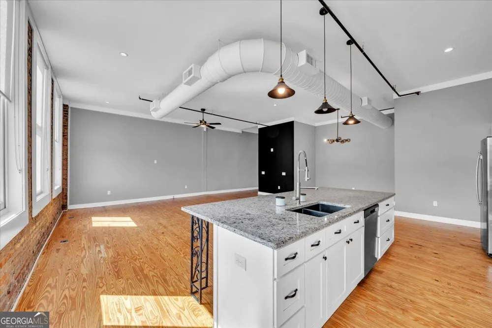 565 Poplar ST Macon, GA 31210