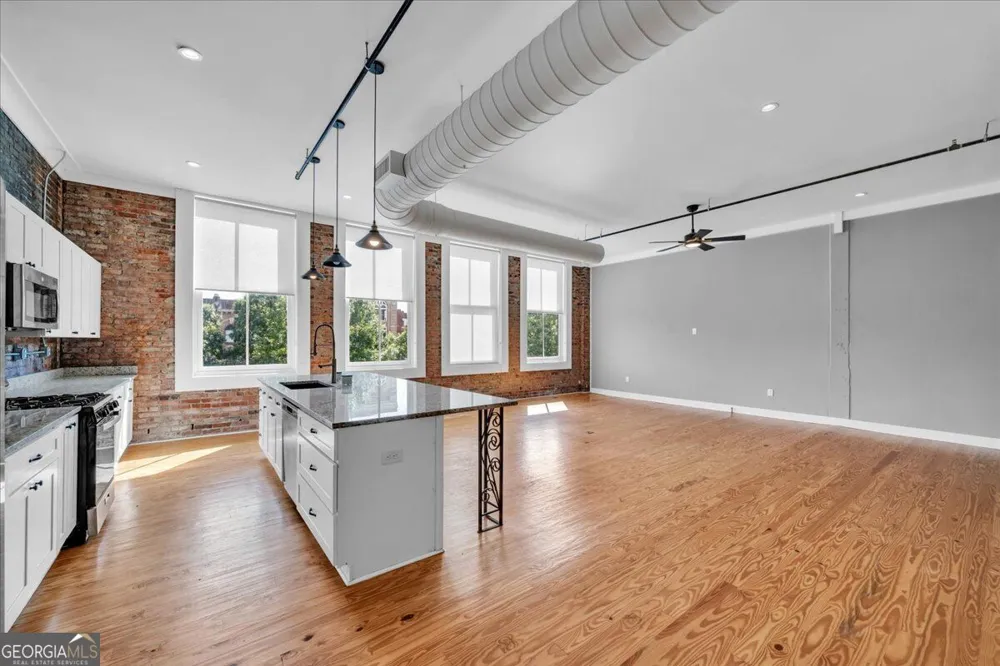 565 Poplar ST Macon, GA 31210