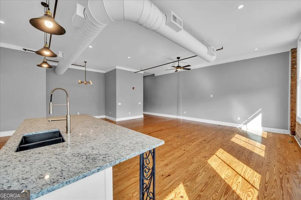 565 Poplar ST Macon, GA 31210