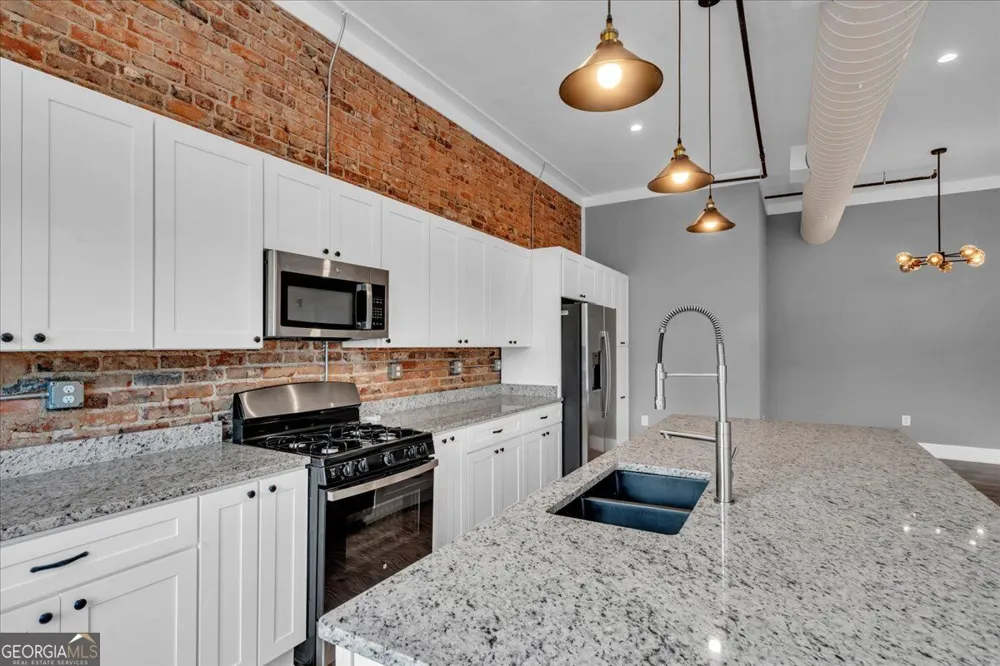 565 Poplar ST Macon, GA 31210