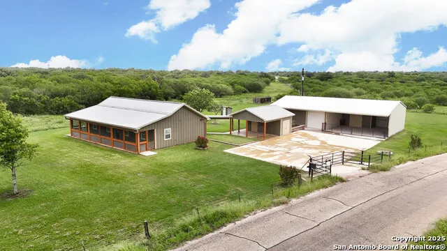 891 Hopkinsville Rd Cuero, TX 77954