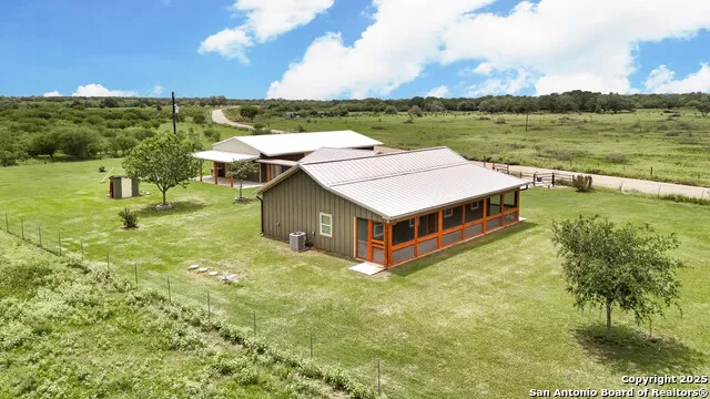 891 Hopkinsville Rd Cuero, TX 77954