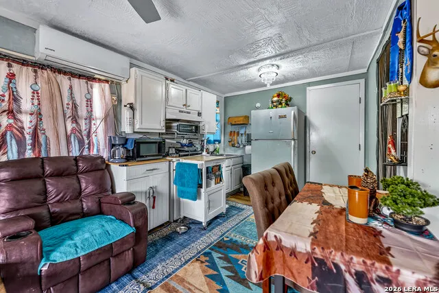 903 E Westmeyer Poth, TX 78147