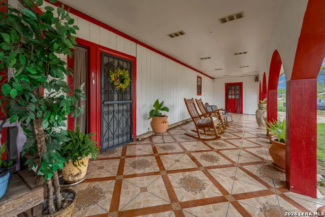 903 E Westmeyer Poth, TX 78147