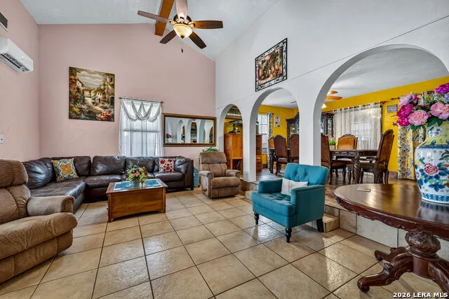 903 E Westmeyer Poth, TX 78147