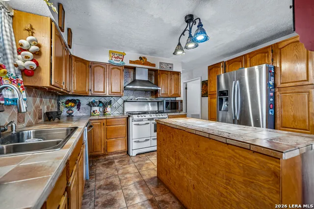 903 E Westmeyer Poth, TX 78147