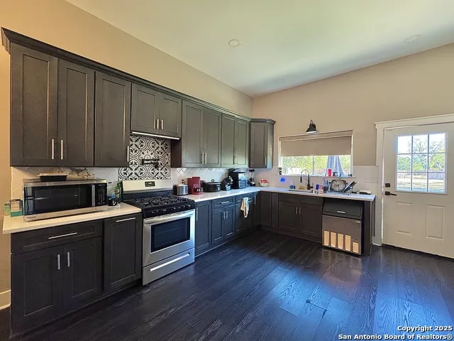 1106 High Uvalde, TX 78801