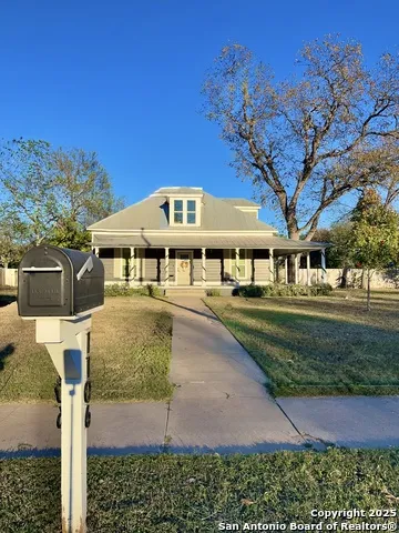 1106 High Uvalde, TX 78801
