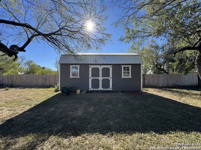 1106 High Uvalde, TX 78801