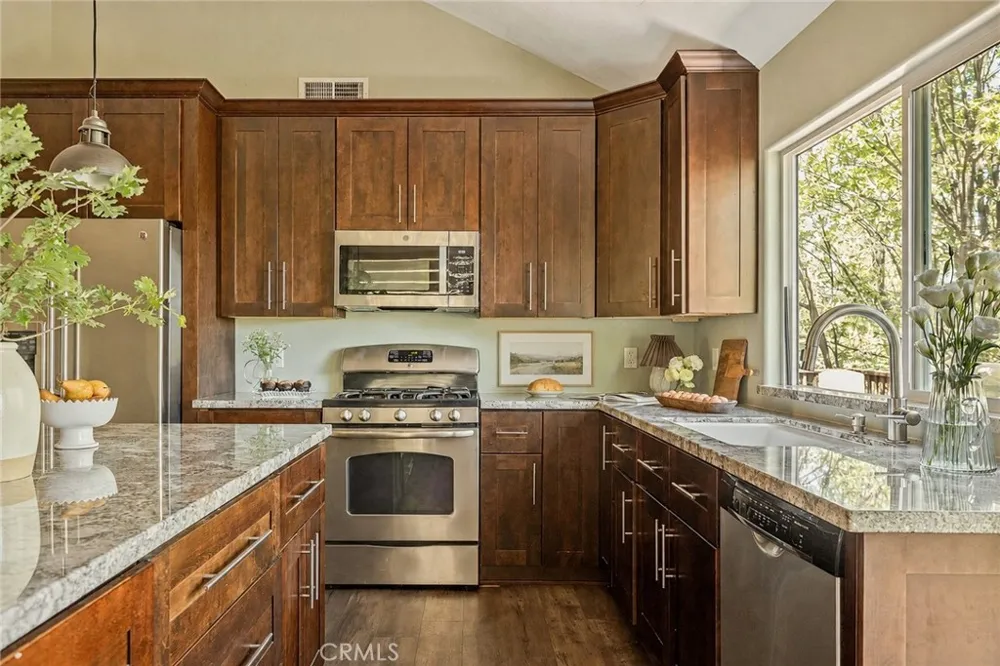 1360 Montreal Lake Arrowhead, CA 92352