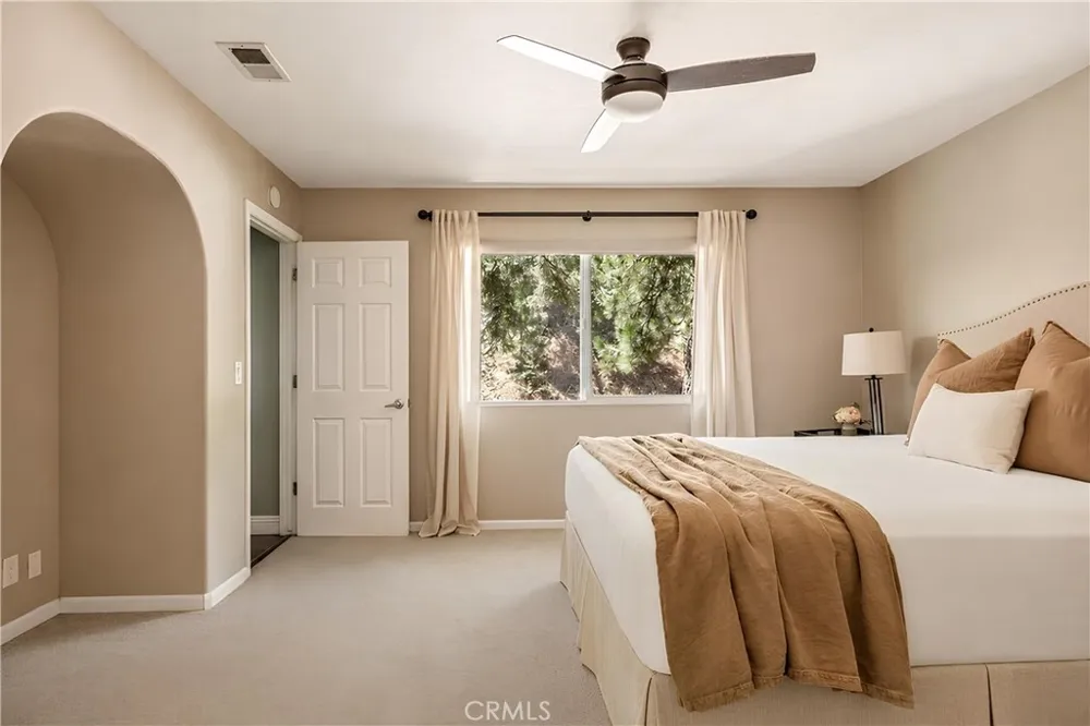 1360 Montreal Lake Arrowhead, CA 92352