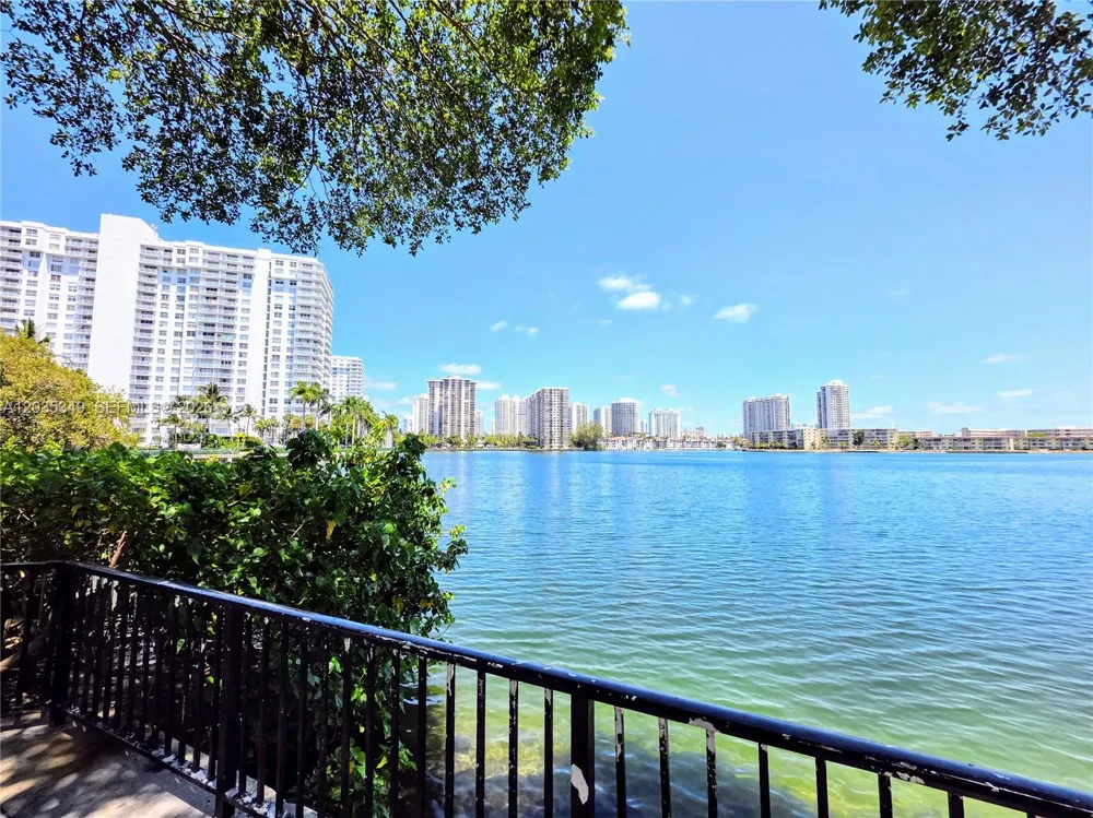 2780 NE 183rd St #1111 Aventura, FL 33160