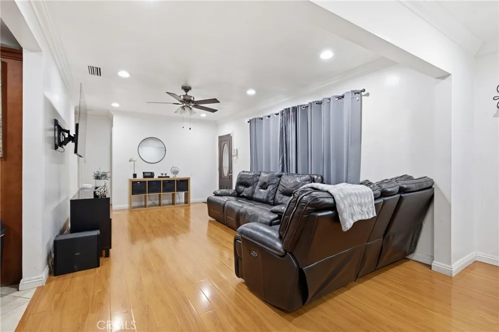 156 E 49th Long Beach, CA 90805