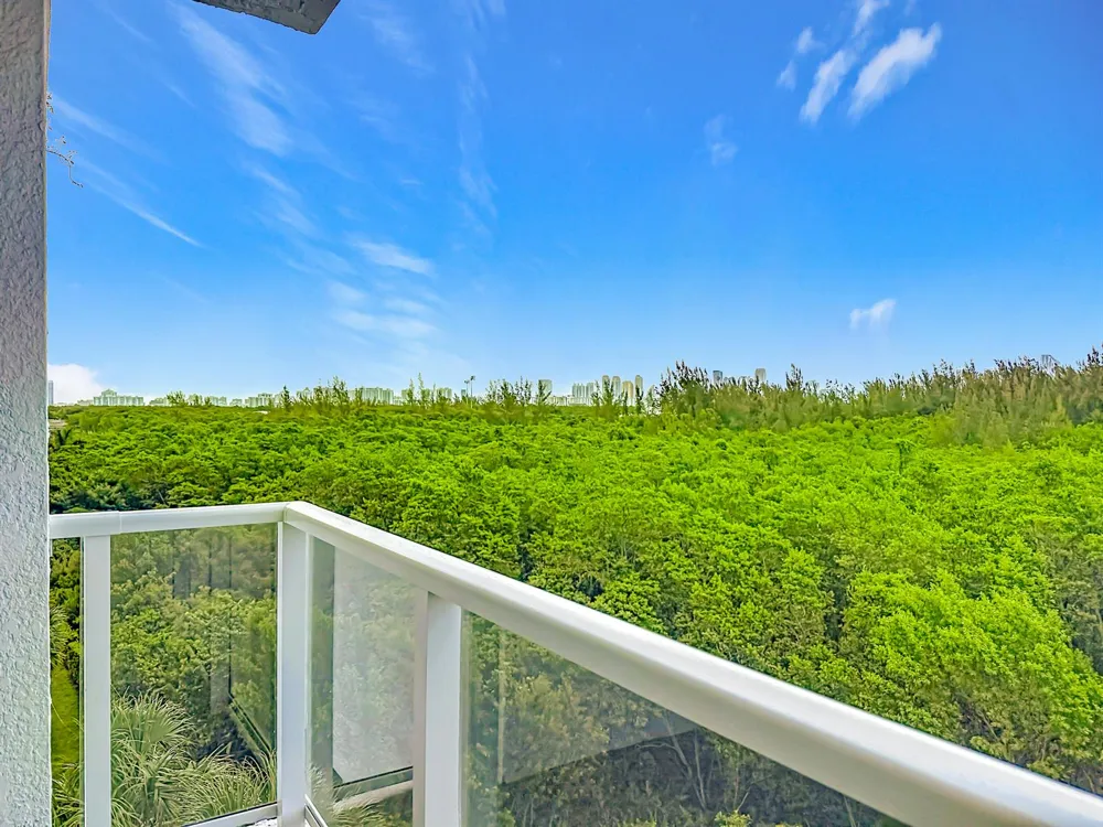 14951 Royal Oaks Lane #505 North Miami, FL 33181