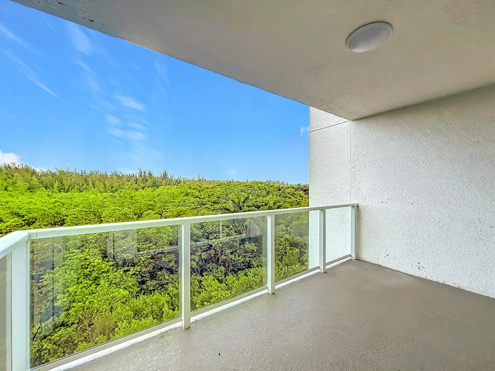 14951 Royal Oaks Lane #505 North Miami, FL 33181