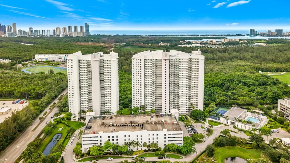 14951 Royal Oaks Lane #505 North Miami, FL 33181