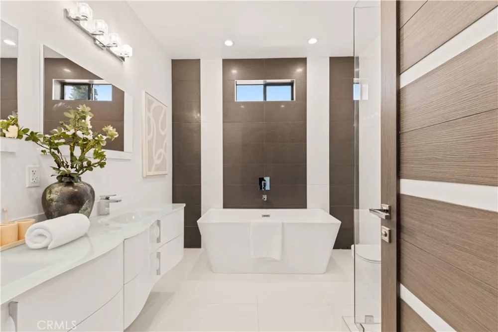 4485 Hazeltine Avenue #1 Sherman Oaks, CA 91423