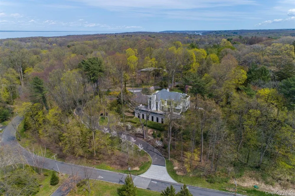 9 Winding Way Locust Valley, NY 11560
