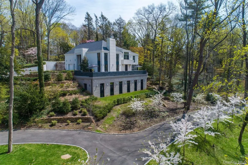 8 Frost Creek Drive Locust Valley, NY 11560