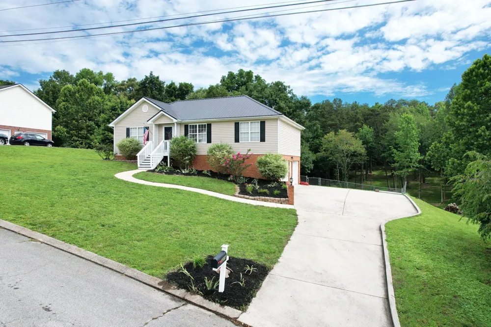 2214 N Fork Drive Soddy Daisy, TN 37379