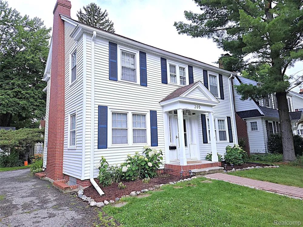 205 E Iroquois Road Pontiac City, MI 48341