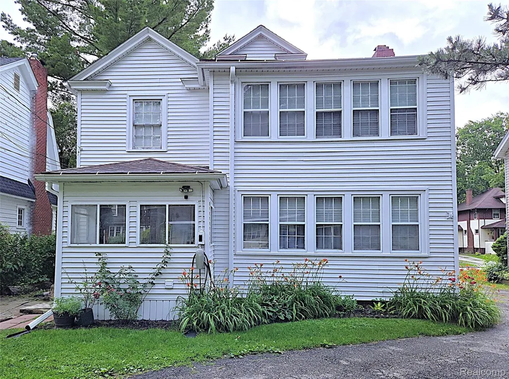 205 E Iroquois Road Pontiac City, MI 48341