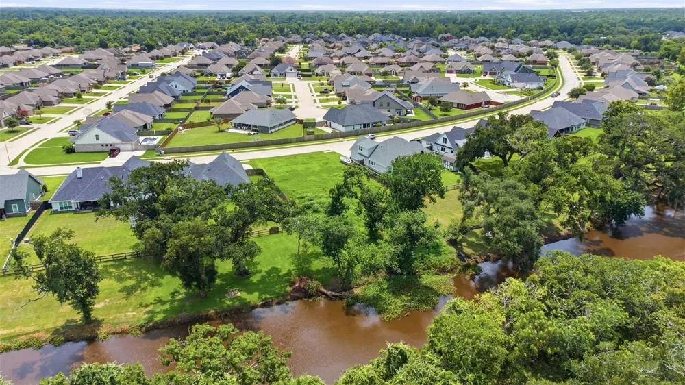 208 Creekside Lane Lake Jackson, TX 77566