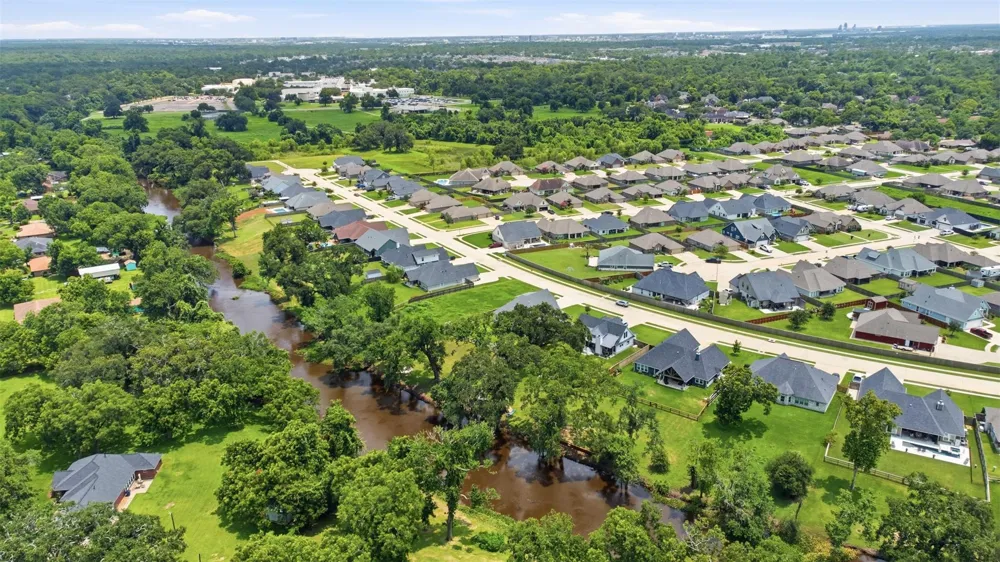 208 Creekside Lane Lake Jackson, TX 77566