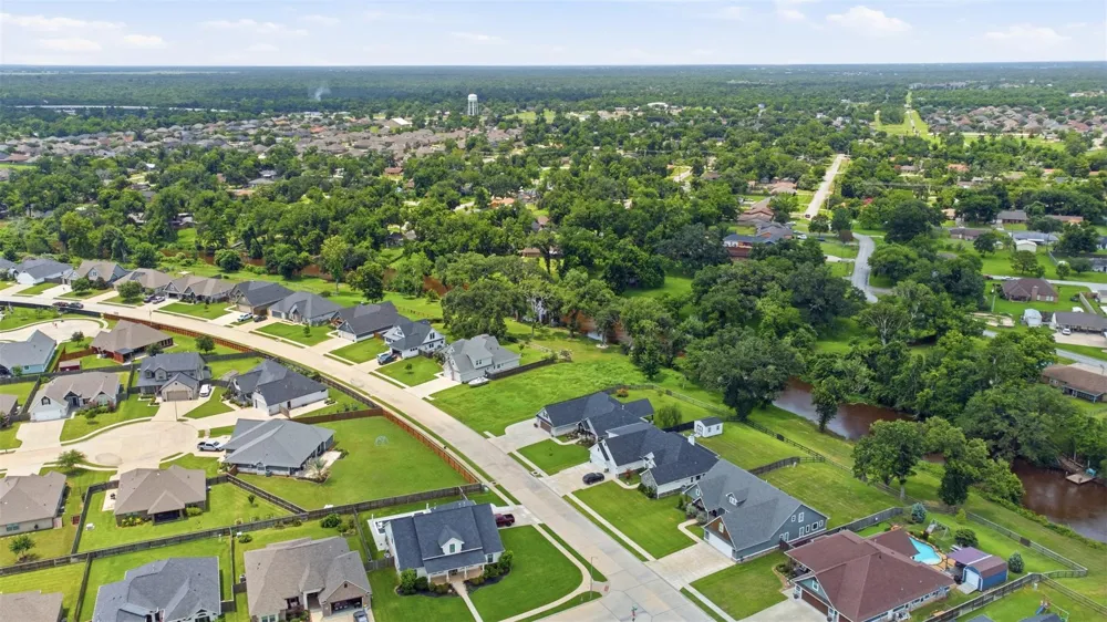 208 Creekside Lane Lake Jackson, TX 77566