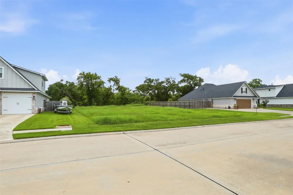 208 Creekside Lane Lake Jackson, TX 77566