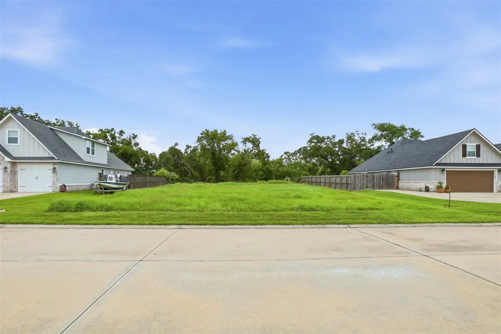 208 Creekside Lane Lake Jackson, TX 77566