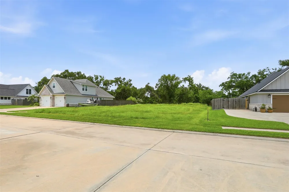 208 Creekside Lane Lake Jackson, TX 77566