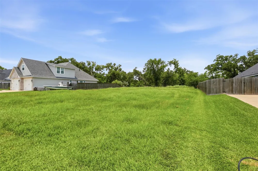 208 Creekside Lane Lake Jackson, TX 77566